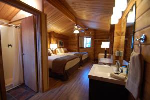 baño con 2 camas y lavabo en una habitación en Denali Cabins en McKinley Park