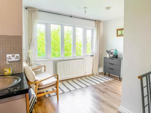 Meanwoodにある2 Bed - 2 Bath - Duplex Apartment next to LBU-Headingley Centre-YCC Arena-Families-Relocators - Long Stay Rates Availableのリビングルーム(大きな窓、椅子付) +37枚の写真