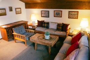 Charming Apartment with Alpine Ambiance的休息区