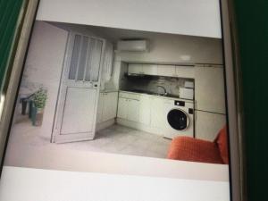 a kitchen with a washer and a washing machine at Júbrique in Jubrique
