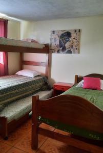 a bedroom with two bunk beds in a room at Casa 3 dormitorios para 15 o más personas in El Quisco