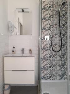 Un baño con lavabo y ducha en -L' Oasi Del Turista, Room 1- CENTRAL STATION, en Milán