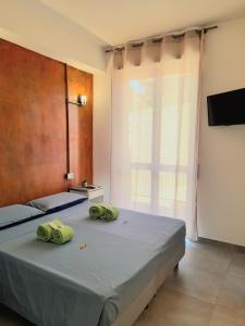 Un dormitorio con una cama con dos toallas encima. en -L' Oasi Del Turista, Room 1- CENTRAL STATION, en Milán