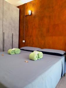 Una cama con tres toallas verdes encima. en -L' Oasi Del Turista, Room 1- CENTRAL STATION, en Milán 8 fotos más
