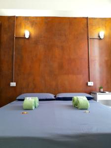 Una cama con dos toallas verdes encima. en -L' Oasi Del Turista, Room 1- CENTRAL STATION, en Milán