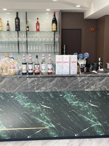 eine Bar mit Alkoholflaschen auf der Theke in der Unterkunft Hotel Wasserpalast - breakfast for free!!! in Graz