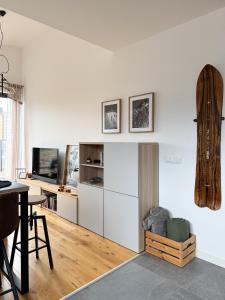 TV a/nebo společenská místnost v ubytování Apartament Krzysztofa Bochusa