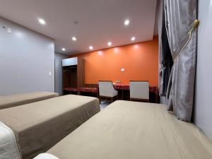 Postel nebo postele na pokoji v ubytování Ha Giang City Hotel