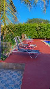 Het zwembad bij of vlak bij Hôtel Blak and White de Toubab Dialao