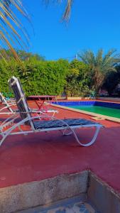 Het zwembad bij of vlak bij Hôtel Blak and White de Toubab Dialao