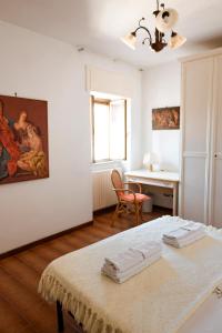 a room with a table and a painting on the wall at Hostel San Mercurio in Toro