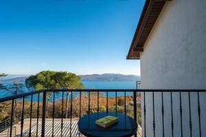 a balcony with a table and a view of the water at Franelli in Zagore - Istrien in Brseč