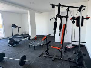 einen Fitnessraum mit verschiedenen Geräten in einem Zimmer in der Unterkunft Apto aconchegante e moderno in Santana do Livramento