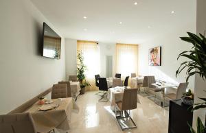 a restaurant with tables and chairs in a room at B&B Luna Suite & Room in Rubiera