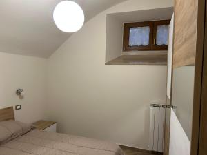 a small bedroom with a bed and a window at Nolarium in Pescocostanzo
