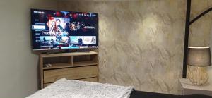 a bedroom with a tv on a wall with a bed at Kcafe Ancestral Glamping in Venecia