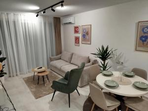 ein Wohnzimmer mit Sofa und Tisch in der Unterkunft Silver 1 & SPA in Veliko Gradište