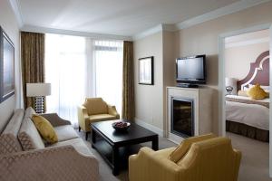Televisyen dan/atau pusat hiburan di L'Hermitage Hotel