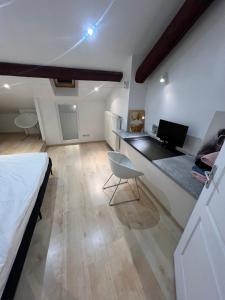 ナンシーにあるAppartement LesTiercelinsのベッドルーム1室(ベッド1台、ノートパソコン付きのデスク付)
