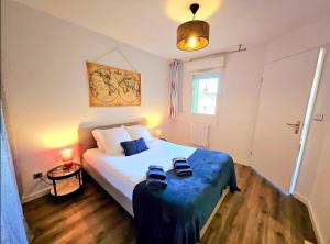 sypialnia z łóżkiem z dwoma butami w obiekcie Appartement Résidentiel avec parking/Proche Centre w mieście Angoulême