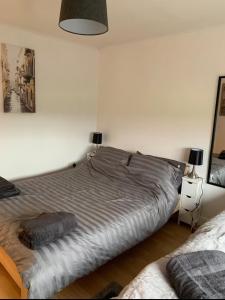 Postel nebo postele na pokoji v ubytování 5 BedRm Hse! Ev! & Nr CityCentre!