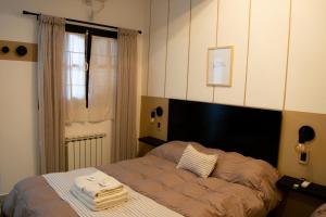 a bedroom with a bed with towels on it at Hotel del Tren in Salta