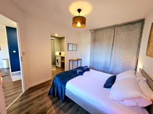 Łóżko lub łóżka w pokoju w obiekcie Appartement Résidentiel avec parking/Proche Centre