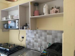 una cucina con lavello e microonde di Ample home a Mombasa