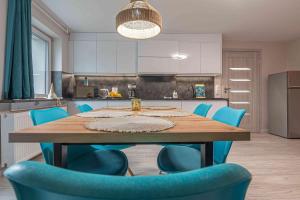 Η κουζίνα ή μικρή κουζίνα στο Apartament Komfort z jacuzzi przy Parku Zdrojowym +25 φωτογραφίες