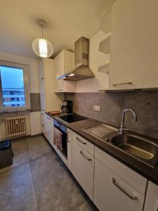 Кухня або міні-кухня у Hafenblick Apartment - Central