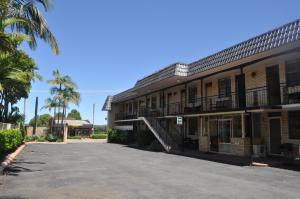 a building with a parking lot in front of it at In Town Motor Inn in Taree +22 photos