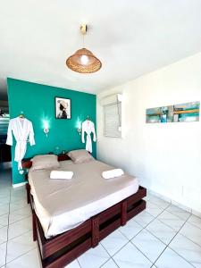 une chambre avec un lit et un mur végétal dans l'établissement Aqua vista appartement, au Marin