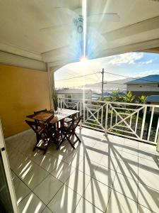 un balcon avec une table et une vue sur l'océan dans l'établissement Aqua vista appartement, au Marin