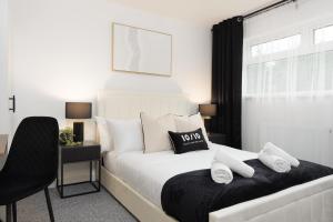 a bedroom with a bed and a desk and a chair at Bright & Stylish Home Nestled at the Edge of Exmoor in Tiverton