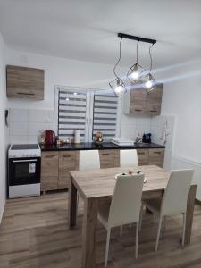 Kuchyň nebo kuchyňský kout v ubytování Apartmani Agape