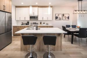 Kuchyň nebo kuchyňský kout v ubytování NEW! 3BR Family w Yard - Sleeps 8, FREE Banff Pass, Wine, Netflix & Parking! LARGE GROUP OPTION, ASK US!