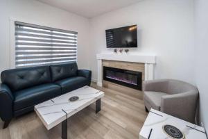TV a/nebo společenská místnost v ubytování NEW! 3BR Family w Yard - Sleeps 8, FREE Banff Pass, Wine, Netflix & Parking! LARGE GROUP OPTION, ASK US!