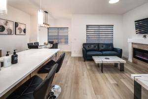 Posezení v ubytování NEW! 3BR Family w Yard - Sleeps 8, FREE Banff Pass, Wine, Netflix & Parking! LARGE GROUP OPTION, ASK US! + 31 fotografií