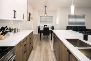 Kuchyň nebo kuchyňský kout v ubytování NEW! 3BR Family w Yard - Sleeps 8, FREE Banff Pass, Wine, Netflix & Parking! LARGE GROUP OPTION, ASK US!