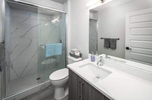 Koupelna v ubytování NEW! 3BR Family w Yard - Sleeps 8, FREE Banff Pass, Wine, Netflix & Parking! LARGE GROUP OPTION, ASK US!
