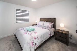Postel nebo postele na pokoji v ubytování NEW! 3BR Family w Yard - Sleeps 8, FREE Banff Pass, Wine, Netflix & Parking! LARGE GROUP OPTION, ASK US!