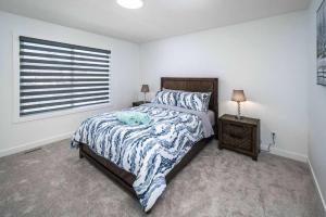 Postel nebo postele na pokoji v ubytování NEW! 3BR Family w Yard - Sleeps 8, FREE Banff Pass, Wine, Netflix & Parking! LARGE GROUP OPTION, ASK US!