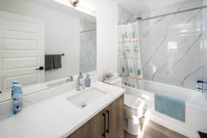 Koupelna v ubytování NEW! 3BR Family w Yard - Sleeps 8, FREE Banff Pass, Wine, Netflix & Parking! LARGE GROUP OPTION, ASK US!