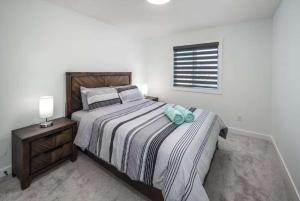 Postel nebo postele na pokoji v ubytování NEW! 3BR Family w Yard - Sleeps 8, FREE Banff Pass, Wine, Netflix & Parking! LARGE GROUP OPTION, ASK US!
