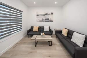 Posezení v ubytování NEW! 3BR Family w Yard - Sleeps 8, FREE Banff Pass, Wine, Netflix & Parking! LARGE GROUP OPTION, ASK US!