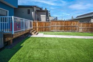 Zahrada ubytování NEW! 3BR Family w Yard - Sleeps 8, FREE Banff Pass, Wine, Netflix & Parking! LARGE GROUP OPTION, ASK US!