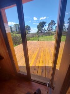 マル・デル・プラタにあるCasa de Marの木製デッキを望む開放ドア +1枚の写真