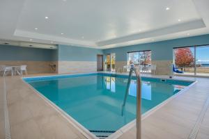 Bazén v ubytování Holiday Inn Express & Suites Oscoda by IHG nebo v jeho okolí