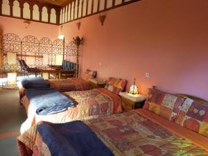 Postel nebo postele na pokoji v ubytování Riad Bouchahoud Hotel in Telouet