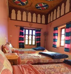Postel nebo postele na pokoji v ubytování Riad Bouchahoud Hotel in Telouet